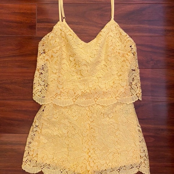 Bebe Yellow Lace romper Size 2 - Picture 6 of 6